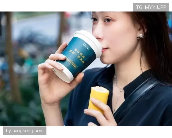 瑞安·洛赫特又晒家里早餐，泳池边的咖啡台比我整年工资还精致